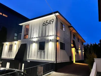 Brand New 2-Bedroom Apartment in Ballard! Hotels in Ballard