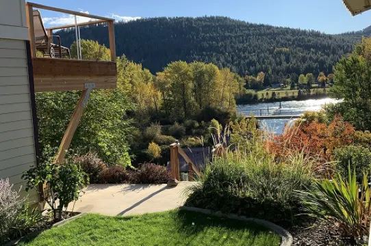 River view & 5 minute walk to downtown!