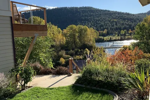 River view & 5 minute walk to downtown!