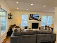 NEW! Charming Pet Friendly Modern Cottage in the Historic District of Saugatuck!