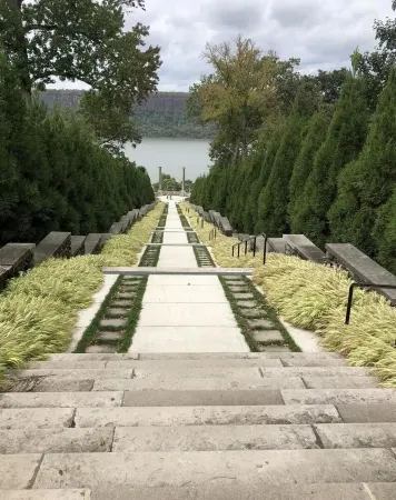 Beautiful, spacious, and centrally located - 25 minutes from the heart of NYC. Отели рядом с достопримечательностью «Антермайер Гарденс Консерванси»