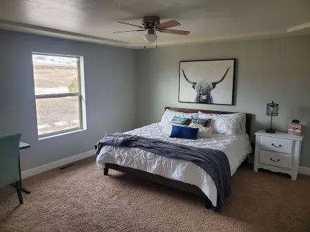 Classy 3-Bedroom Fishing Cottage with amazing lake and mountain views