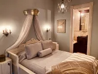 200 ft. to Gondola w/ parking, balcony, fireplace & views! Walk to shops & food!