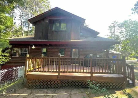 Lakewood Lodge - Marquette Log Cabin w/ Lake Views