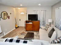 Family-Friendly 3BR Home near River & Bike Path! Close to downtown. ケロッグのホテル