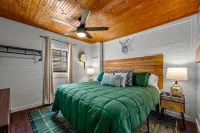Central! Hot tub! Cozy Cabin Between Gatlinburg & Pigeon Forge!