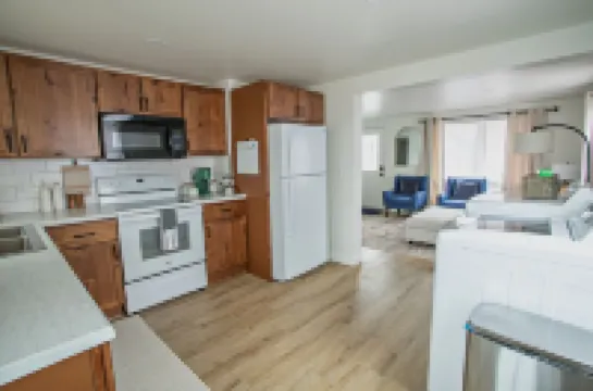 Charming small town experience in Hagerstown, Indiana, self check-in, sleeps 5+