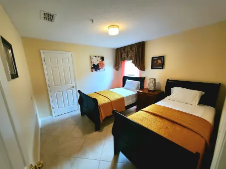 SERENITY VACATION HOME  W/ HEATED POOL Отели рядом с достопримечательностью «Порт-Сент-Люси Ботаникал Гарденс»