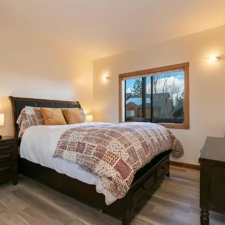 Condo w/ Beautiful Mountain View. Steps from Ski/Trails. Donner Lake. EV outlet