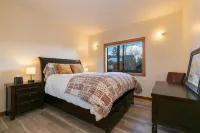 Condo w/ Beautiful Mountain View. Steps from Ski/Trails. Donner Lake. EV outlet
