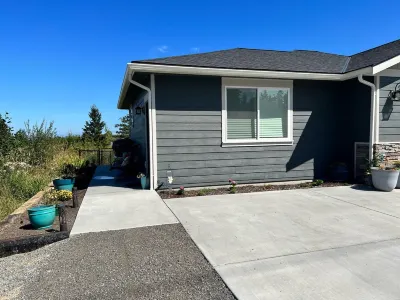 Cozy studio located near  Marina, hiking trails & downtown Sequim. Pet friendly.