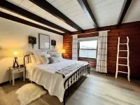 "Family Cabin: Hot Tub, Golf, Games, Sunset, Pet