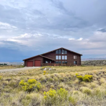 Large cabin with amazing views, mountains, sunsets, and wildlife.