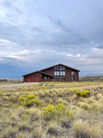 Large cabin with amazing views, mountains, sunsets, and wildlife.