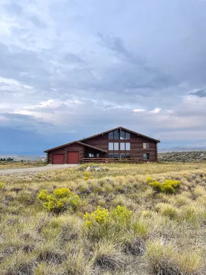 Large cabin with amazing views, mountains, sunsets, and wildlife. Hotels in Sublette County
