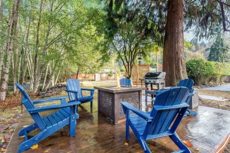 Cabin on Peaceful creek w/ hot tub, sauna, firepit- minutes from Hurricane Ridge