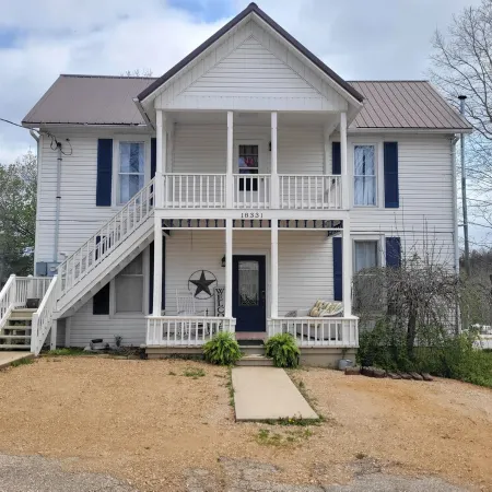Cute and comfy 1 bedroom with 1 queen bed/private bath