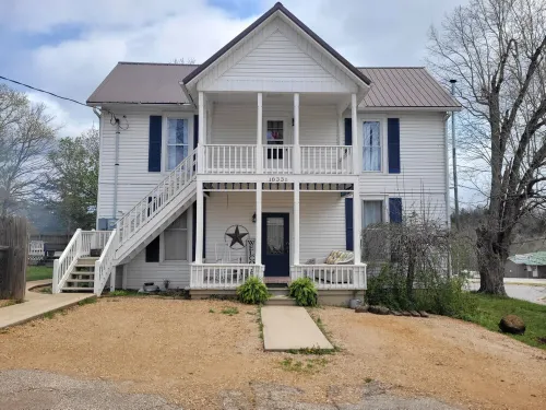 Cute and comfy 1 bedroom with 1 queen bed/private bath