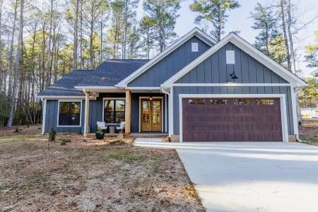 Lake Tillery Retreat. Walk to Marina.