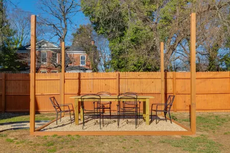 Large Home, 2 Blocks from Lake/ Park, Outdoor Dining + Parking Отели рядом с достопримечательностью «Университет Ричмонд»