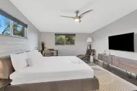 The Bellini: Views, Pool, Style!