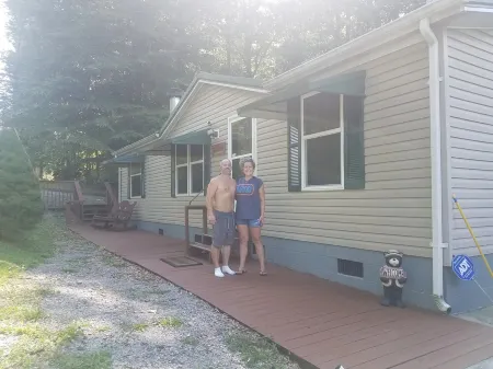 Dale Hollow Lake getaway tucked in the woods, one minute from the lake!