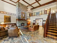 New Renovated 3BR/4BTH Condo Sleeps 10 Gym Heated Pool Walk to Stratton Mtn Hotels in Winhall