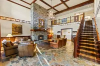 New Renovated 3BR/4BTH Condo Sleeps 10 Gym Heated Pool Walk to Stratton Mtn