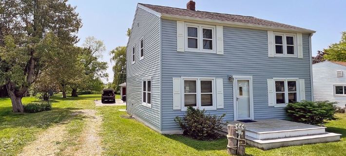 Roomy house in downtown P.A. Walk to everything. Bikes included. Dog-friendly. Hotels in Huron County