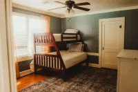 Easy walk to UL, Downtown, Girard park, and multiple music venues. Pet friendly!