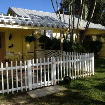 Unique and Charming--Waterfront Studio Cottage - Queen bed & Dock
