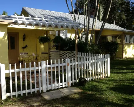 Unique and Charming--Waterfront Studio Cottage - Queen bed & Dock 朱庇特酒店