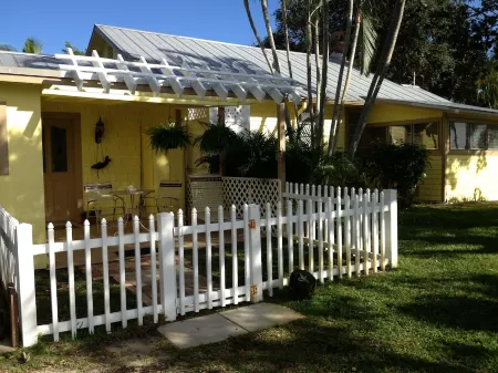 Unique and Charming--Waterfront Studio Cottage - Queen bed & Dock