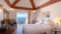 Villa on the Amalfi Coast with large garden overlooking the sea