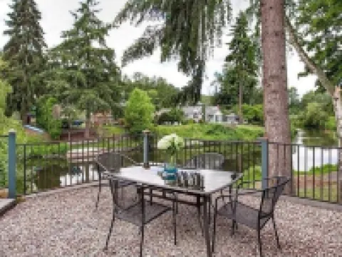Cozy, Quiet, Bothell River House Hotels in Bothell