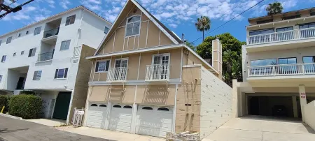 T-Street Charmer. Close to the beach, downtown San Clemente, and restaurants. Отели рядом с достопримечательностью «Сан Онофр Стейт Бич»