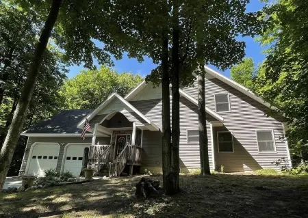 Private Glacial Hills Bellaire Home