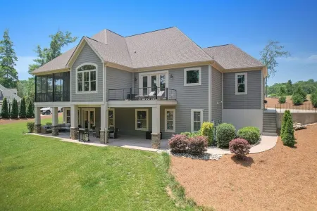 Lakefront 5 bedroom- Firepit, Bar, Screen Porch, Bunkroom! Отели в г. York County