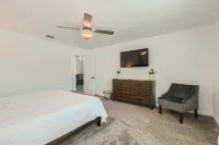 Gathering Place 4BR•Lackland BMT•Seaworld<4.5mi Hotels near Treehouse