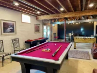 Beautiful, Secluded Luxury Cabin with relaxing hot tub.