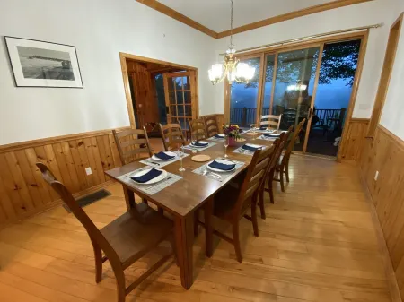 Views, Hot Tub, Spacious 3Bd, 3Ba w Tesla Charger