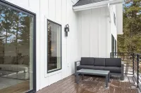 Lake Views, Modern & Luxurious, Walk to Town