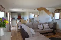 Beautiful Quiet Cottage Dog Friendly Near Cowbridge and Cardiff Hotels in Llancarfan