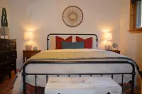 Cozy riverfront condo 4 miles from ski lifts Hotel dekat Williams Lake