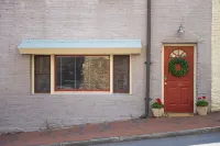 Downtown Lynchburg Studio 114 & Parking Spot