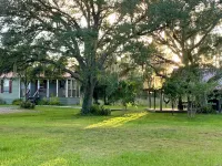 Country Cottage, 40 Acres, Outdoor Kitchen  w/ B-que, Campfire, & Horse Stables.