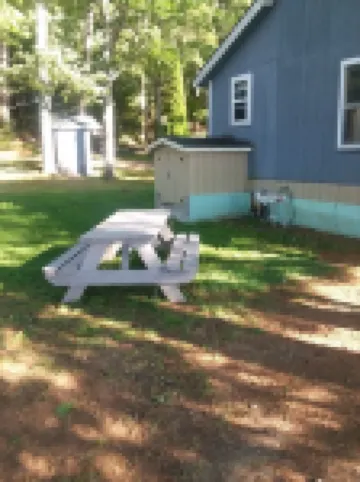 Cozy Cottage on water's edge of Lake Cobbosseecontee