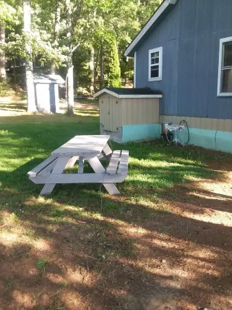 Cozy Cottage on water's edge of Lake Cobbosseecontee Отели в г. Манчестер