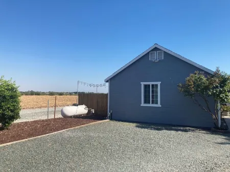 Cottage at the Winery.  Cozy cottage on a boutique winery in adorable Lodi.
