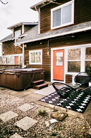 Laneda Landing: Modern, Hot Tub, off Main street in Manzanita